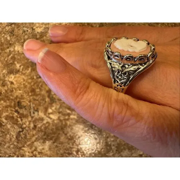 Woman’s vintage style cameo ring with jewelry storage bag size 8 - Picture 3 of 4